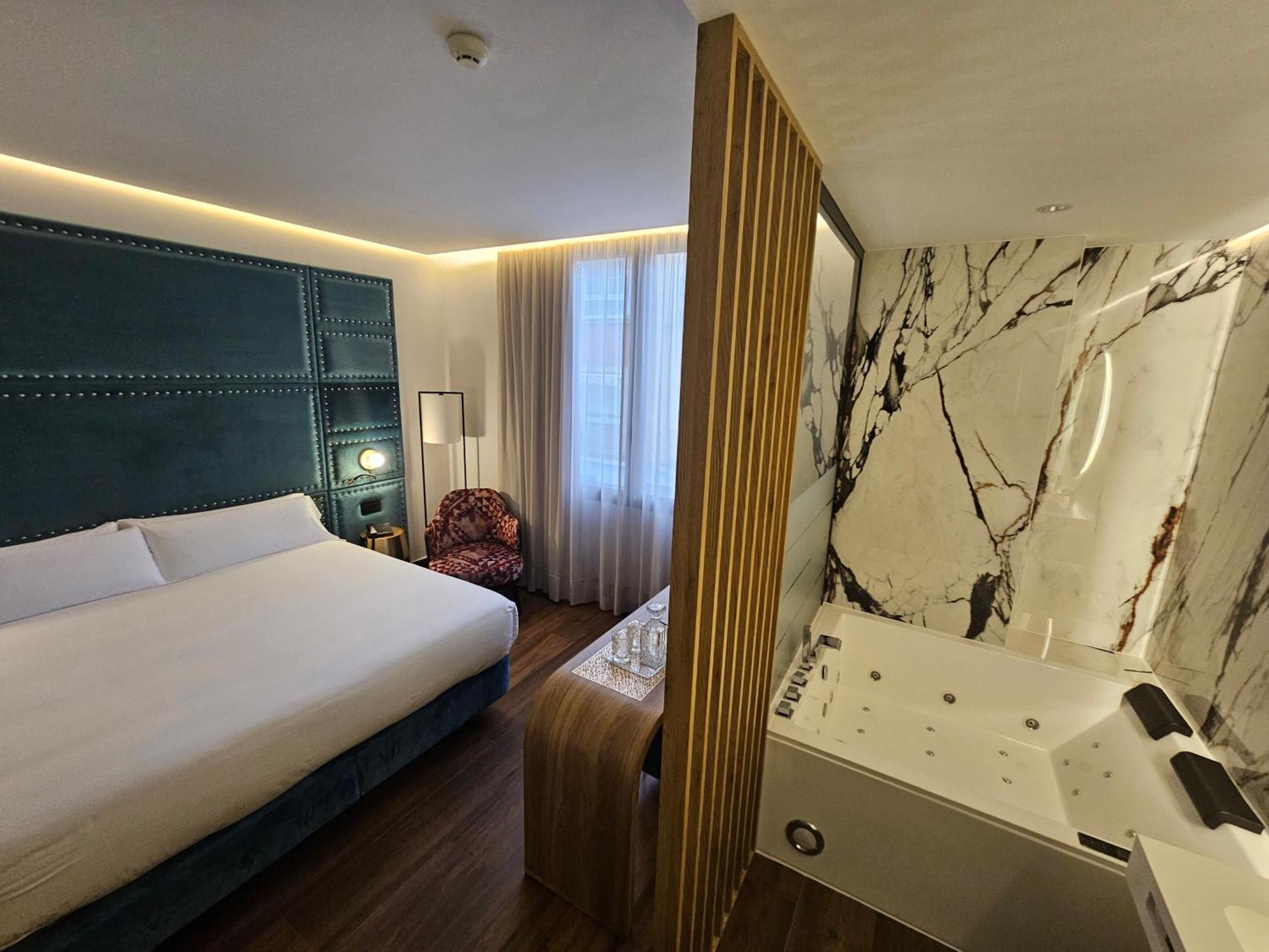 Hotel Las Tres Campanas 巴达霍斯 外观 照片
